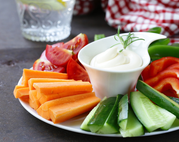 Collation aux légumes frais - carottes, poivrons, concombres et tomates avec trempette
 - Photo, image