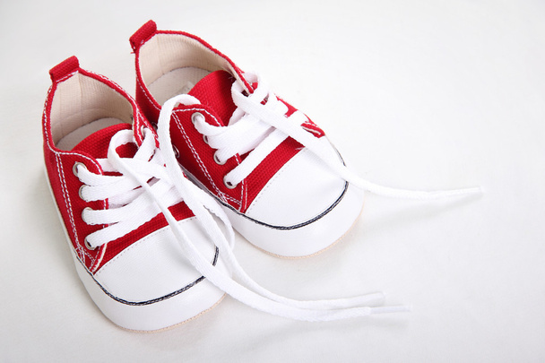 Bebé niño zapatillas aisladas en blanco
 - Foto, imagen