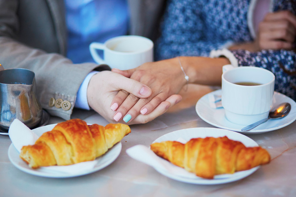 Romantic couple in Parisian cafe - Zdjęcie, obraz