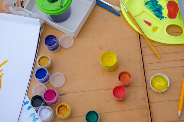 hobby pintura - lugar de trabajo con lápices de colores, tarros de gouache
. - Foto, imagen