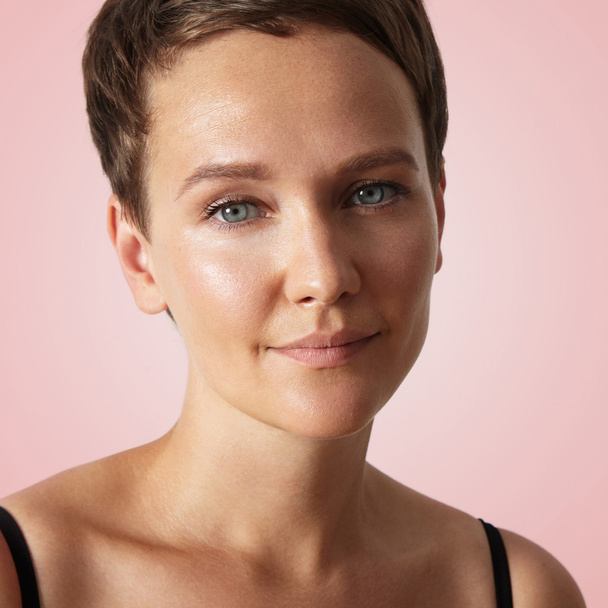 woman with short hair - Foto, afbeelding