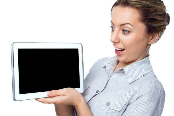 Tablettikone. Emotionaalinen yllättynyt nainen digitaalinen tabletti tietokone P
 - Valokuva, kuva