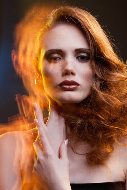 Portrait de fille aux cheveux roux dans une lumière mixte
 - Photo, image
