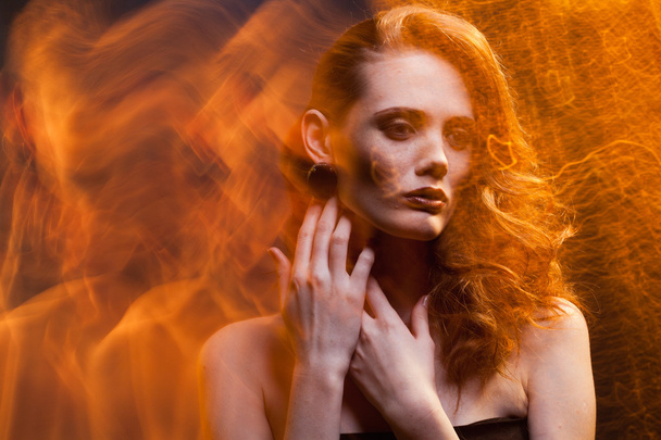 Retrato de menina de cabelos vermelhos em uma luz mista
 - Foto, Imagem
