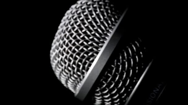 Radio microfono girevole su sfondo nero
 - Filmati, video