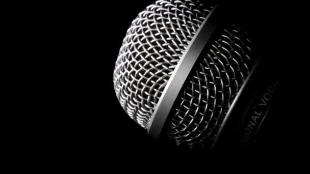 Rádiós mikrofon gyrating fekete háttér: - Felvétel, videó