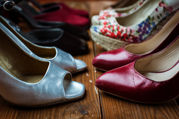 veel vrouwelijke schoenen  - Foto, afbeelding