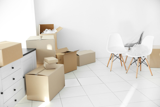 Caixas de papelão em movimento no espaço de escritório
 - Foto, Imagem