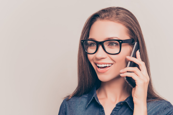 Portrait de belle femme en lunettes parlant sur téléphone portable
 - Photo, image