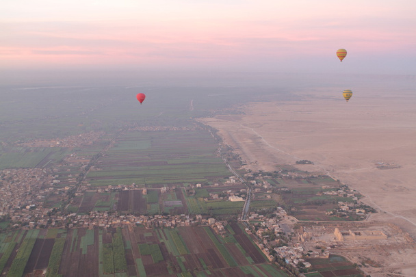 Πτήση με αερόστατο πάνω από την Αίγυπτο - Φωτογραφία, εικόνα