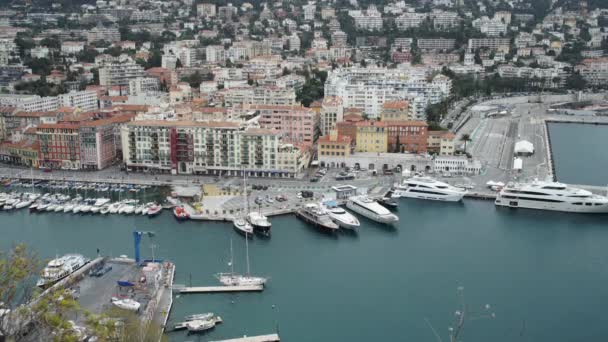 Vista de la ciudad europea con edificios y puerto deportivo con yates y barcos
. - Metraje, vídeo