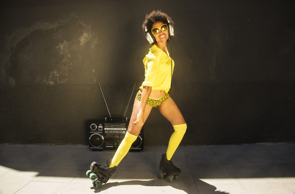 hűvös funky roller korcsolyázó nő - Fotó, kép