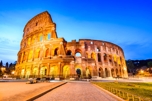 Řím, Itálie. Koloseum, Koloseum nebo Koloseo, největší amfiteátr, jaký kdy byl postaven symbolem starověkého romského města v Říši římské. - Fotografie, Obrázek