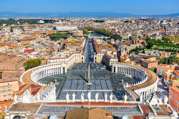 Rome, Italy. Piazza San Pietro in Vatican, seen from Saint Peters Church cupola. - Foto, immagini