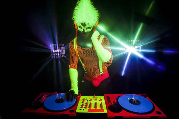 seksi neon dj kızdırma adam turntable - Fotoğraf, Görsel