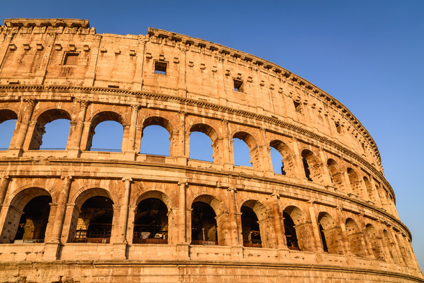 Rome, Italië. Colosseum in Roma, Italië. Symbool van de oude stad. Amfitheater bij zonsopgang licht. - Foto, afbeelding
