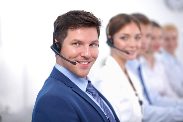 Positiv lächelnde Jungunternehmer und Kollegen in einem Call-Center-Büro - Foto, Bild