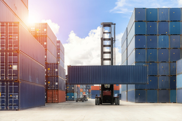Concept d'importation, d'exportation et de logistique - Crane lift up container box
  - Photo, image