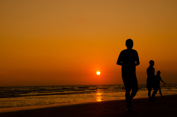 Прекрасний захід сонця на пляжі
 - Фото, зображення