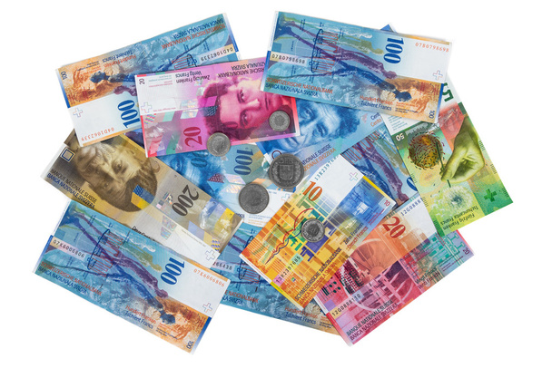 Куча швейцарских банкнот и монет на белом фоне
 - Фото, изображение