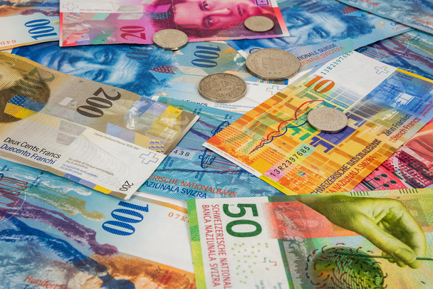 Банкноты и монеты швейцарского франка в фоновом режиме
 - Фото, изображение