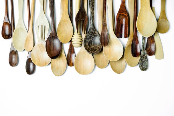 Assortiti diversi utensili da cucina in legno posate su una ba bianca
 - Foto, immagini