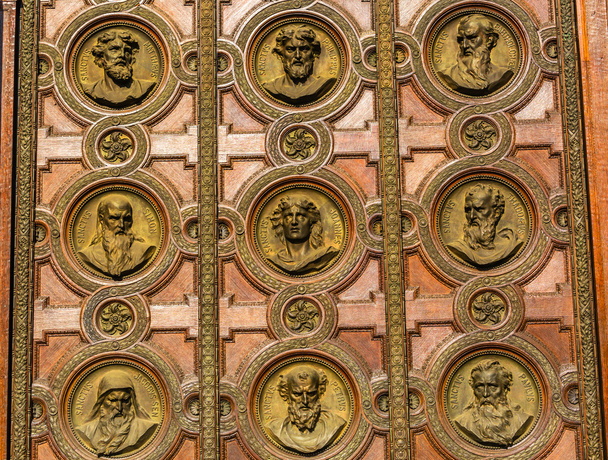 Rzeźby drzwi Katedra św Stephens Budapeszt Węgry - Zdjęcie, obraz