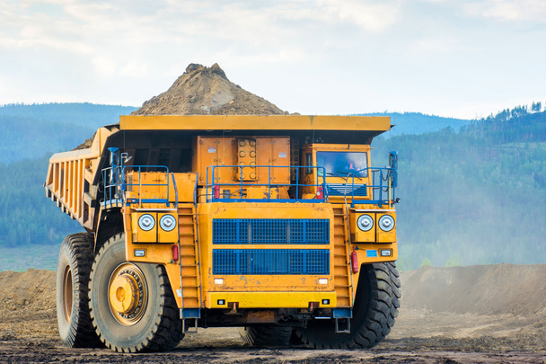 duże żółte górnictwo truck - Zdjęcie, obraz