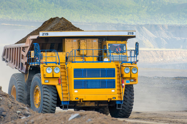 μεγάλο κίτρινο ορυχεία φορτηγό - Φωτογραφία, εικόνα