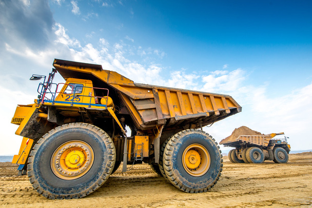 grote gele mijnbouw vrachtwagen - Foto, afbeelding