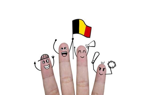 Δάχτυλο έννοιας ευθυμία επάνω ομάδα ποδοσφαίρου με κρατά ψηλά την σημαία του Βελγίου - Φωτογραφία, εικόνα