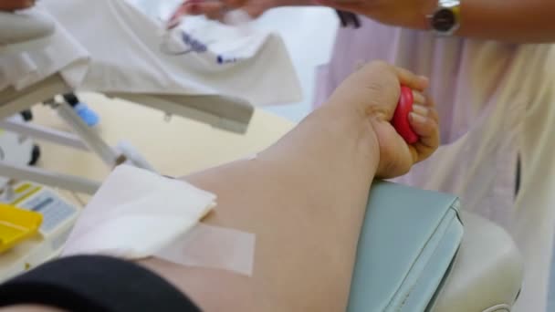 Sangre, donantes, banco. Primer plano de la donación de sangre en el hospital Para contribuir a la humana
. - Metraje, vídeo