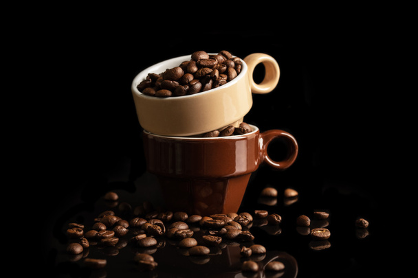 Two cups with coffee seeds - Fotoğraf, Görsel