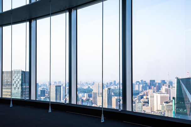 Центр міста Токіо через скляне вікно - Фото, зображення