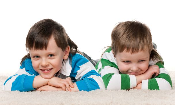 dva kluky leží na koberci - Fotografie, Obrázek