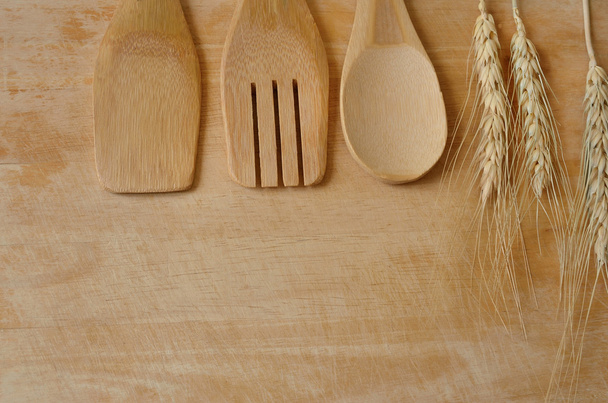 木製台所用品、木製の背景に小麦 - 写真・画像
