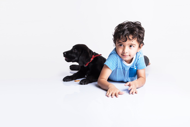 Индийский ребенок с собакой или щенком
 - Фото, изображение