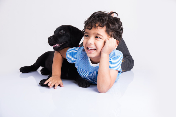 Індійська дитина з собакою або цуценя - Фото, зображення
