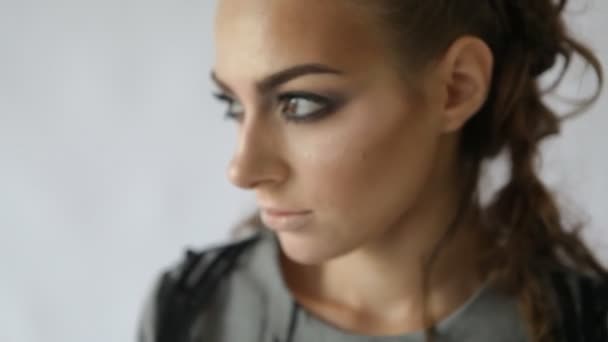 Detailní portrét glamour model dívka s extrémní make-up a velké oči - Záběry, video
