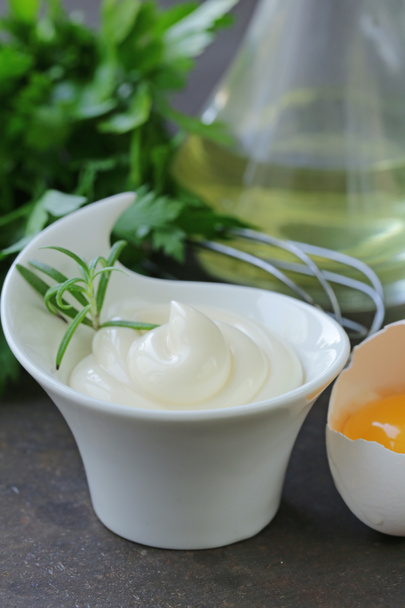 Přírodní domácí majonéza s vaječným žloutkem a rostlinného oleje - Fotografie, Obrázek