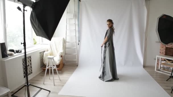 modelo de moda niña posa para el fotógrafo en el estudio
 - Metraje, vídeo