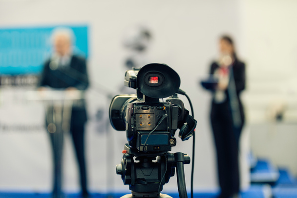 Kamera bei Pressekonferenz - Foto, Bild