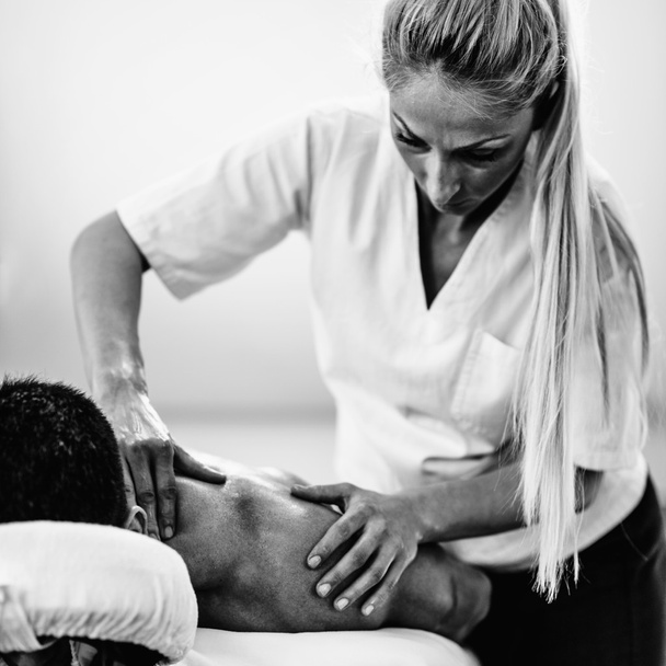 Fisioterapeuta haciendo masaje de hombros
 - Foto, imagen