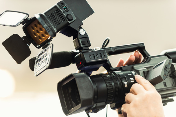 δημοσιογράφος που κρατά φορητή Tv κάμερα  - Φωτογραφία, εικόνα