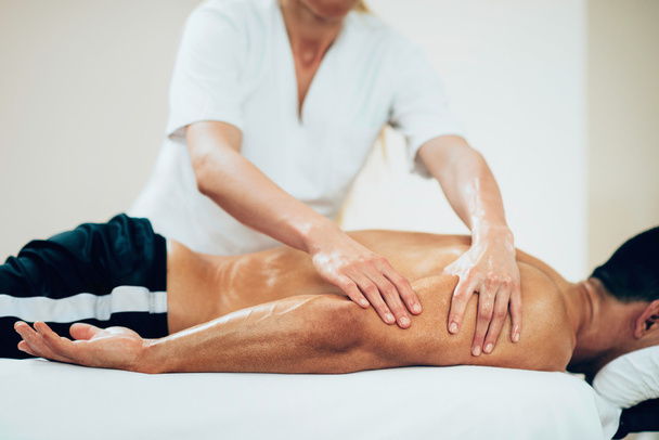 Physiotherapeut bei der Massage der Arme - Foto, Bild