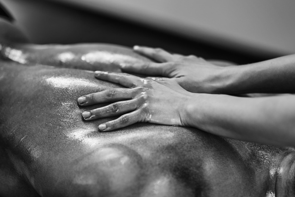 terapeuta haciendo masaje de espalda baja
 - Foto, imagen