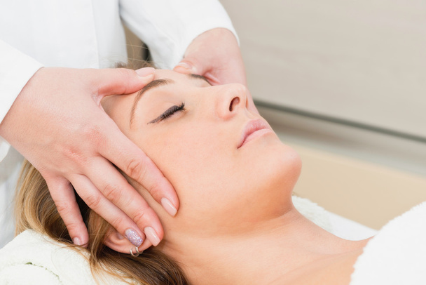 жінка отримує масаж обличчя
 - Фото, зображення