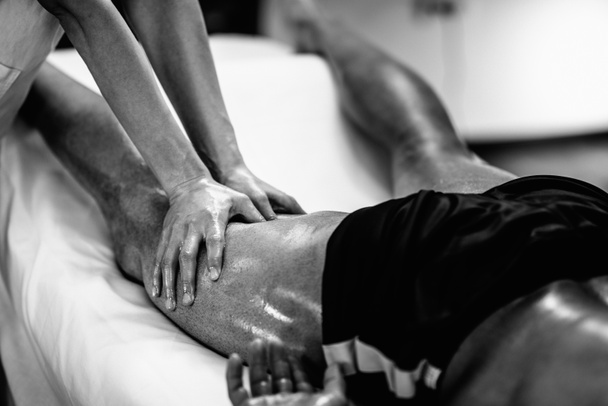Il fisioterapista che fa il massaggio di gambe
 - Foto, immagini