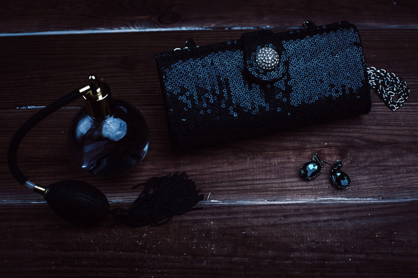 Bayan aksesuarlar. Çanta, parfüm ve küpe - Fotoğraf, Görsel