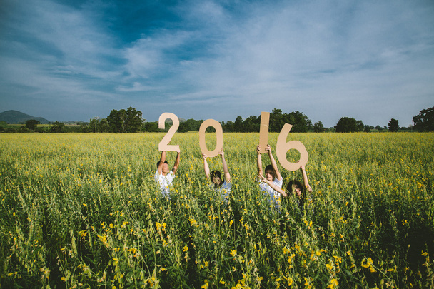 groupe de asiatique guy amis holding nombre de 2016 en jaune flux
 - Photo, image